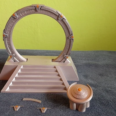 Cổng Stargate trên Bệ Đỡ Ngoài Hành Tinh Có DHD