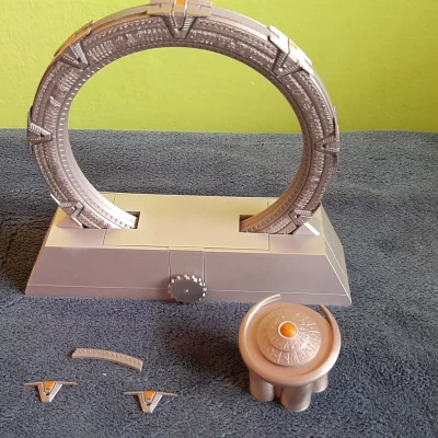 Cổng Stargate trên Bệ Đỡ Ngoài Hành Tinh Có DHD