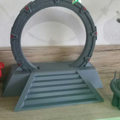 Cổng Stargate trên Bệ Đỡ Ngoài Hành Tinh Có DHD