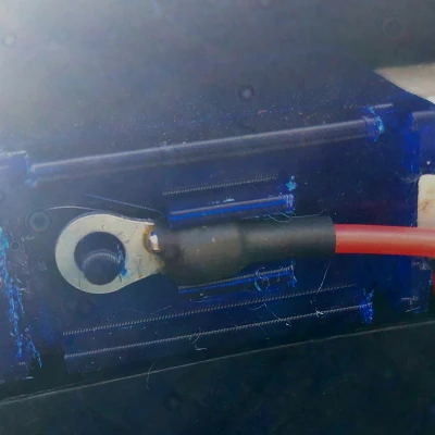 Di dời vị trí cọc bình ắc quy xe máy