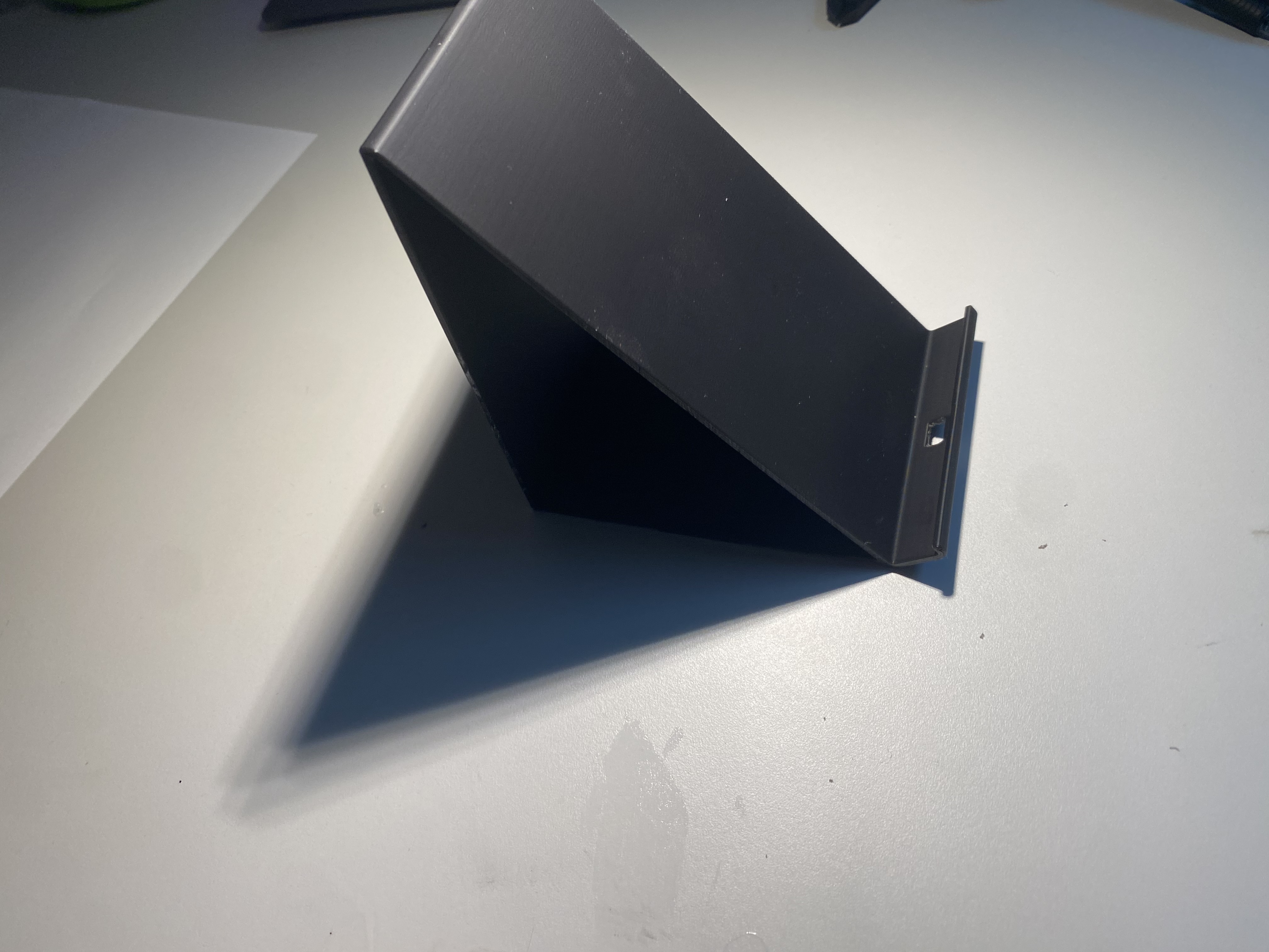 Giá đỡ điện thoại iPhone 11 Pro và các điện thoại khác có lỗ sạc