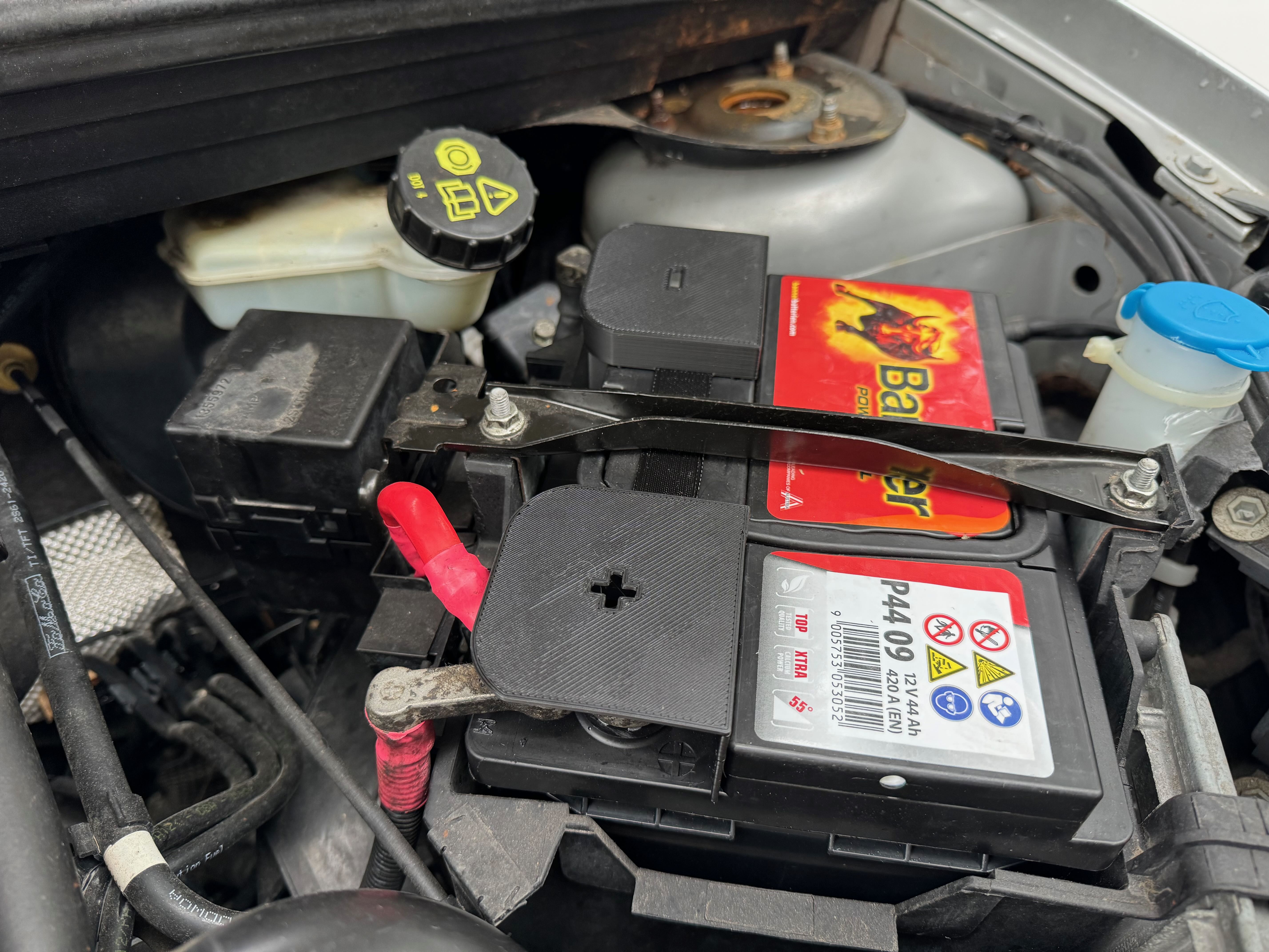 Vỏ Che Bình Ắc Quy Banner P4409 (Ford Fiesta)