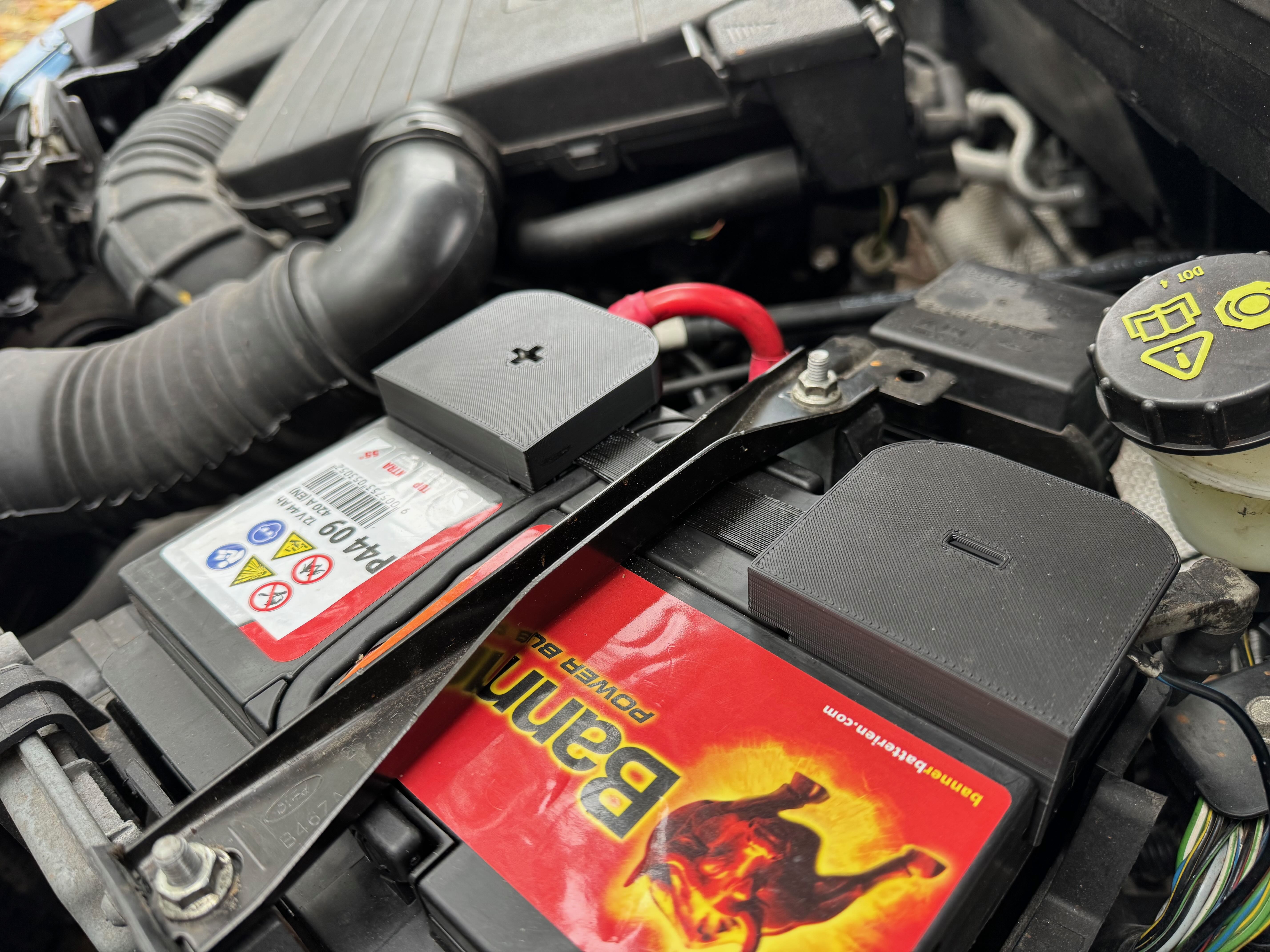 Vỏ Che Bình Ắc Quy Banner P4409 (Ford Fiesta)