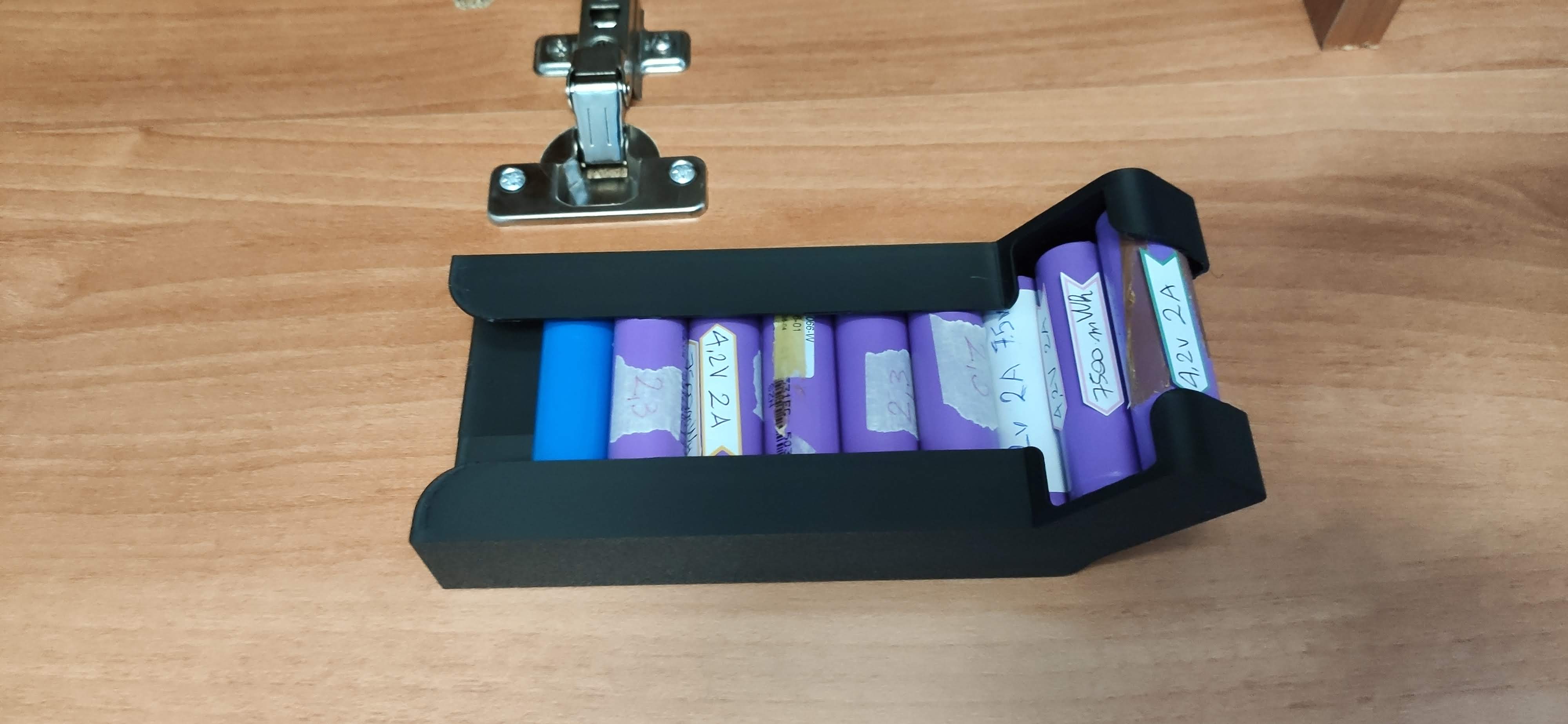 Kệ treo tường đựng pin 18650