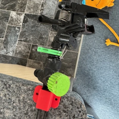 Giá đỡ gắn vòi phun nước tự động kiểu cũ lên hàng rào