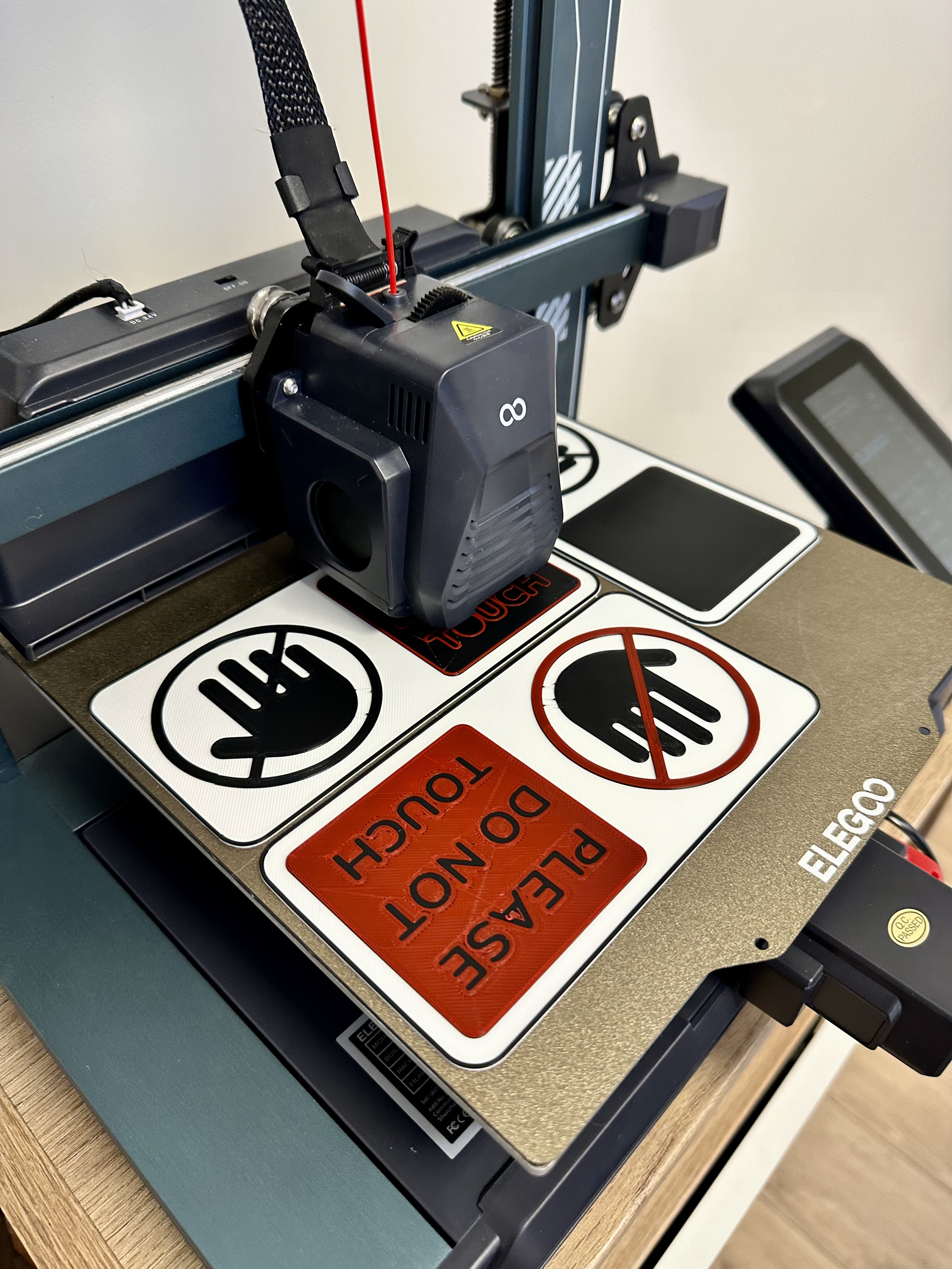 Biển báo Vui lòng không chạm vào