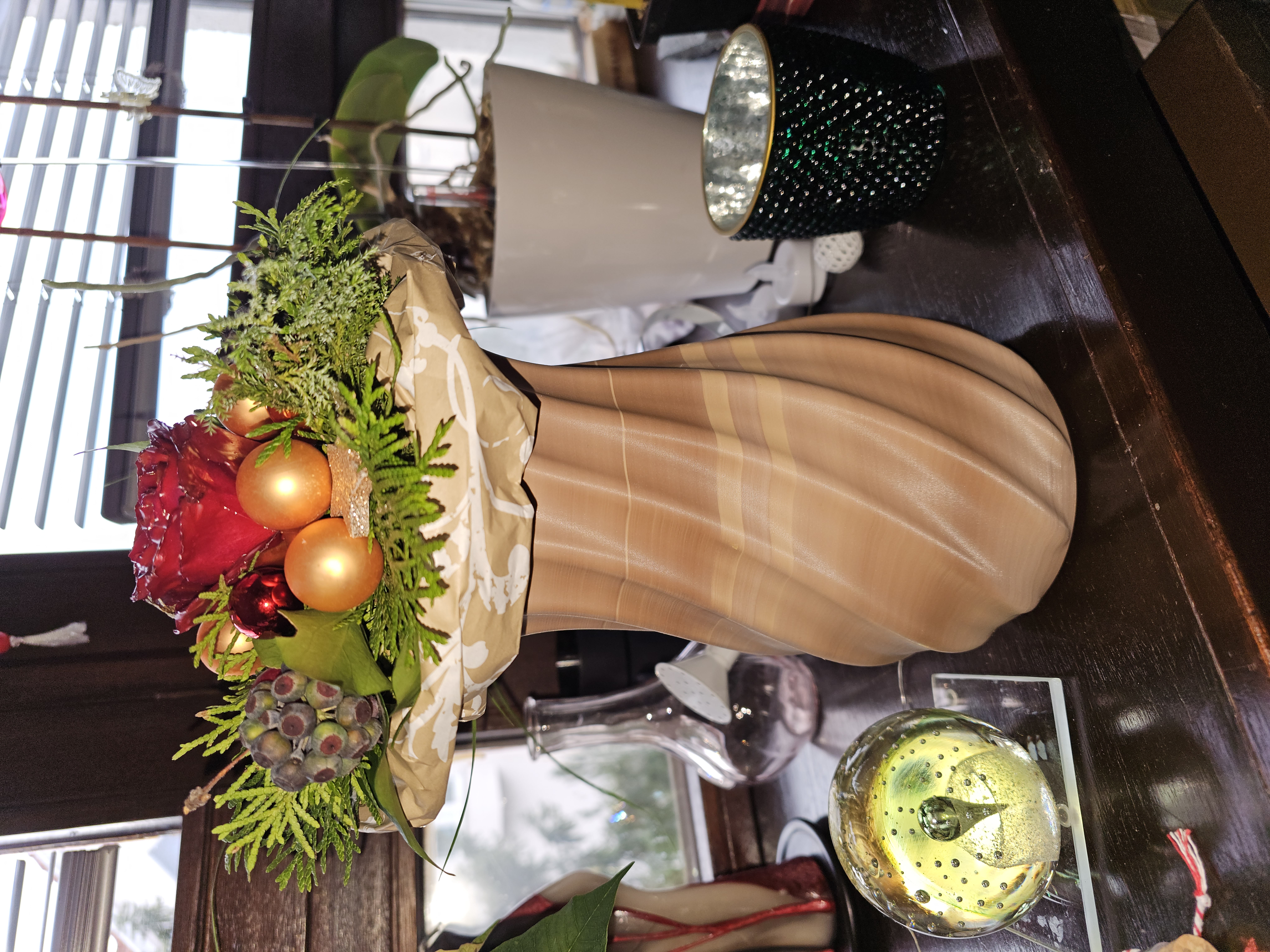 Bình hoa họa tiết xoắn ốc