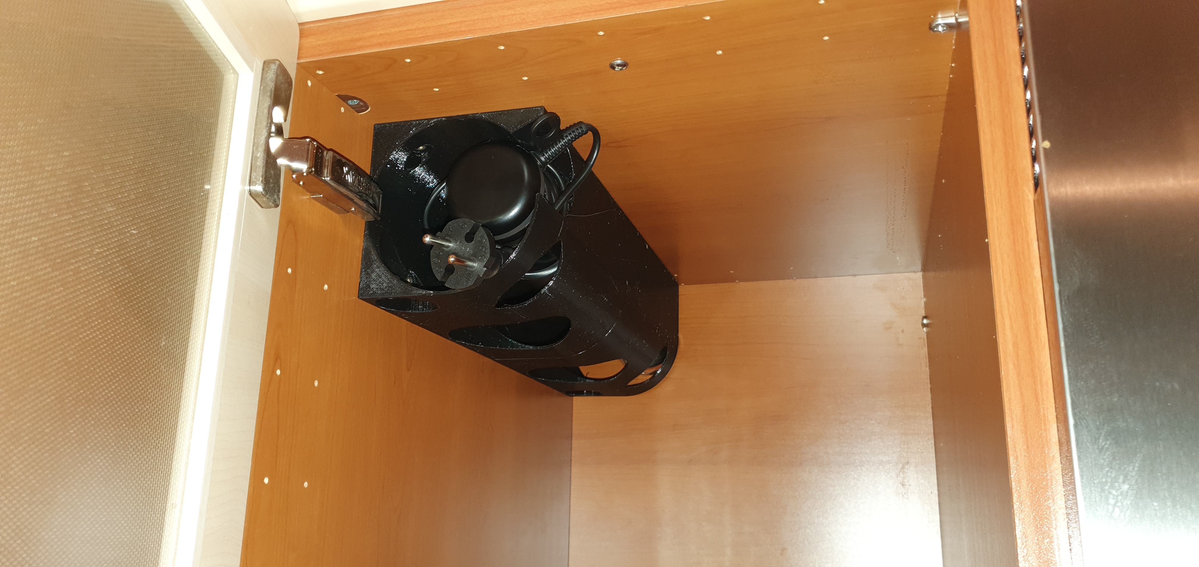 Kệ đựng máy xay cầm tay trong tủ bếp