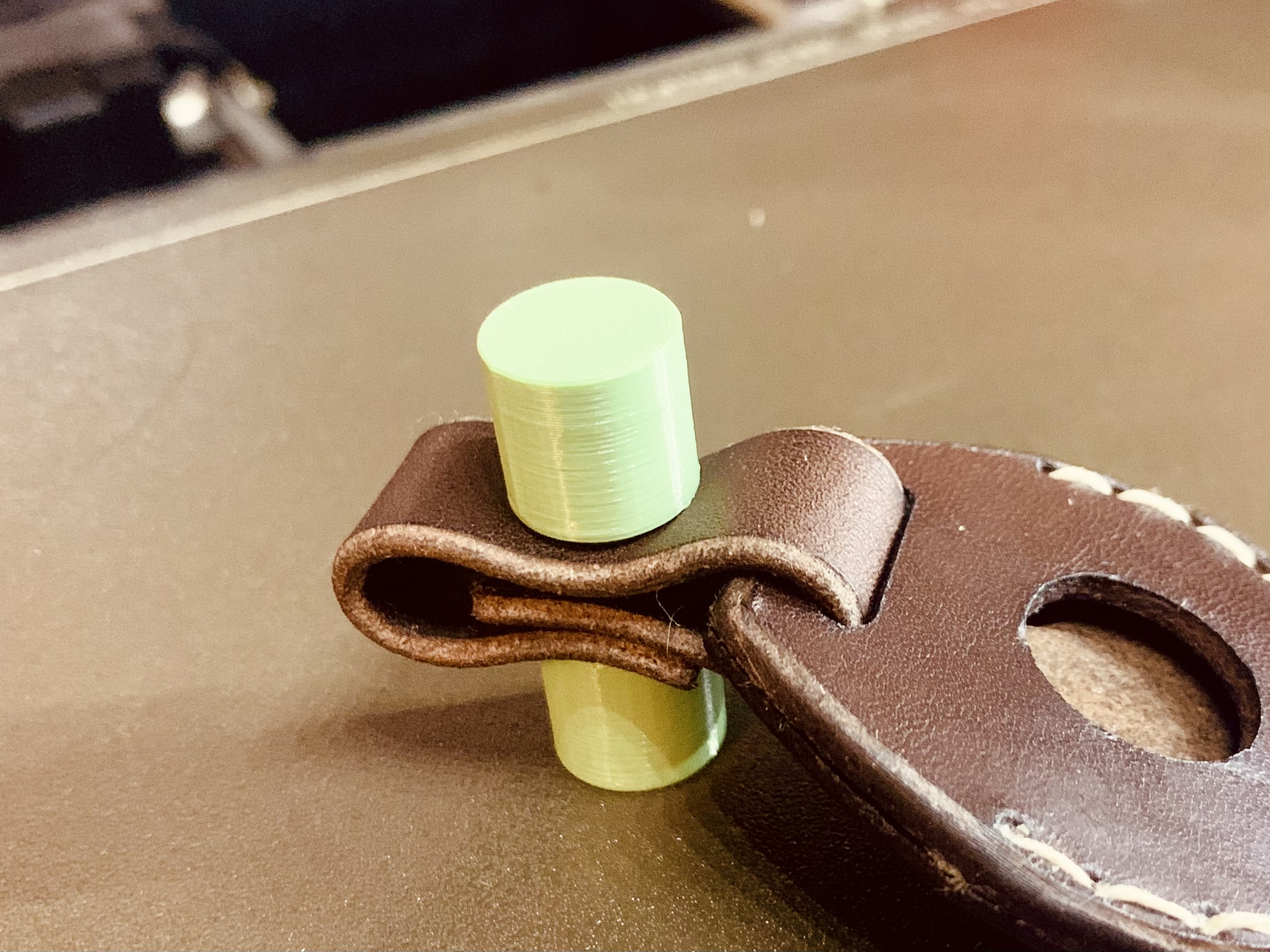 Dụng cụ đóng tán yên ngựa