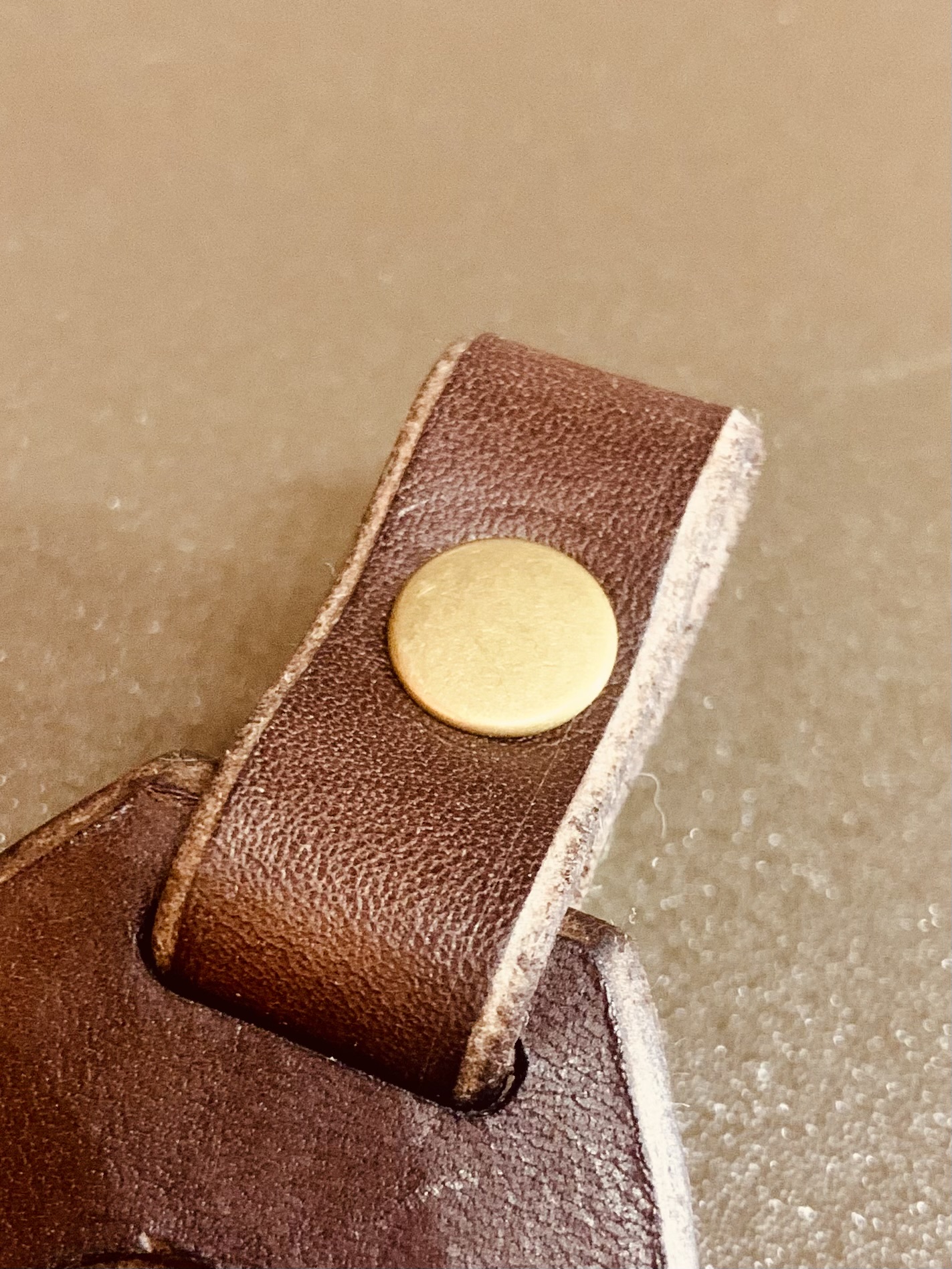 Dụng cụ đóng tán yên ngựa