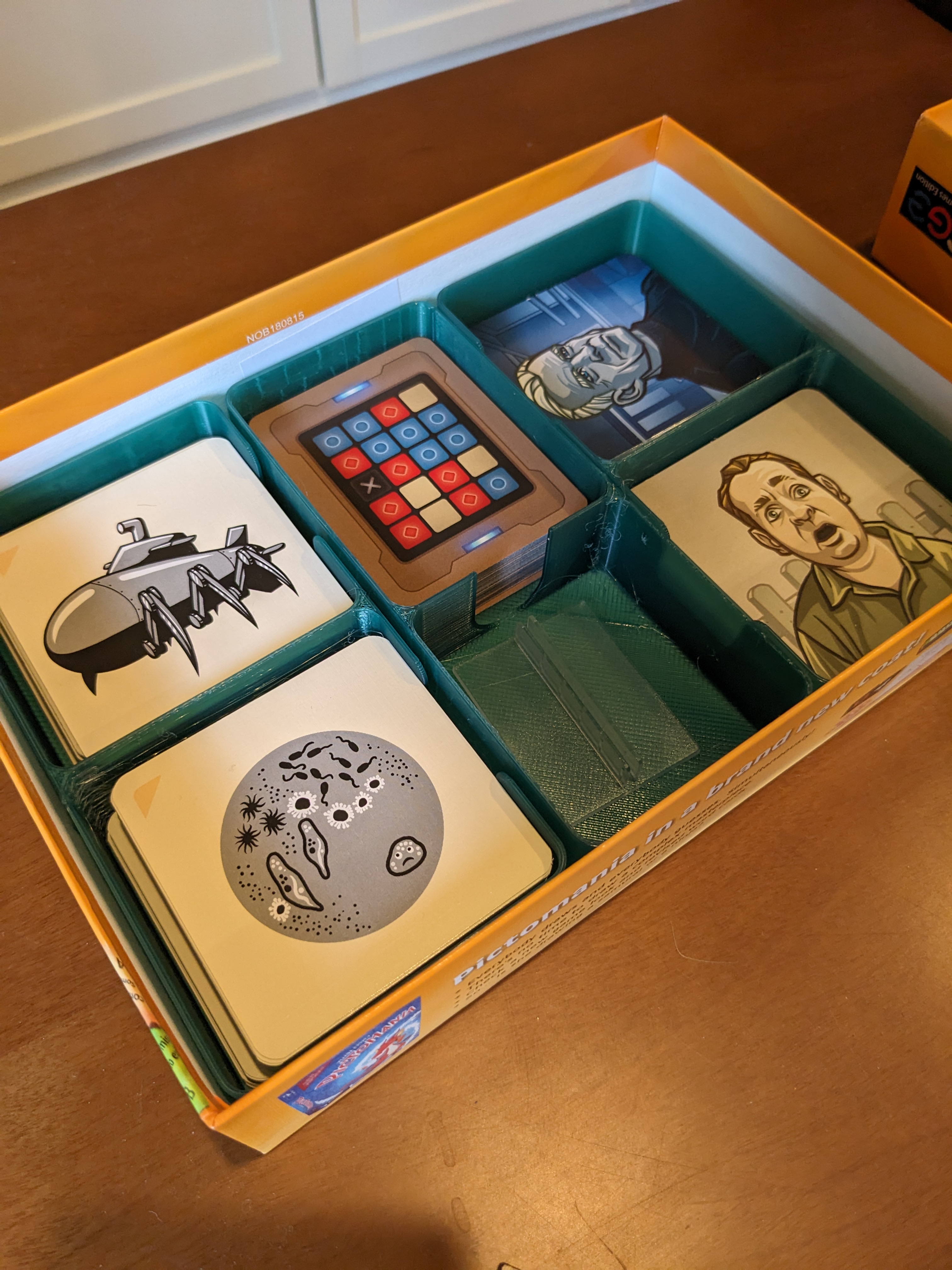 Hộp đựng Codenames Pictures