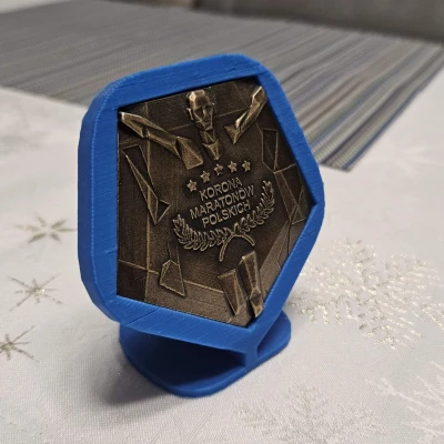 Chân đế Huy chương Korona Maratonów Polskich