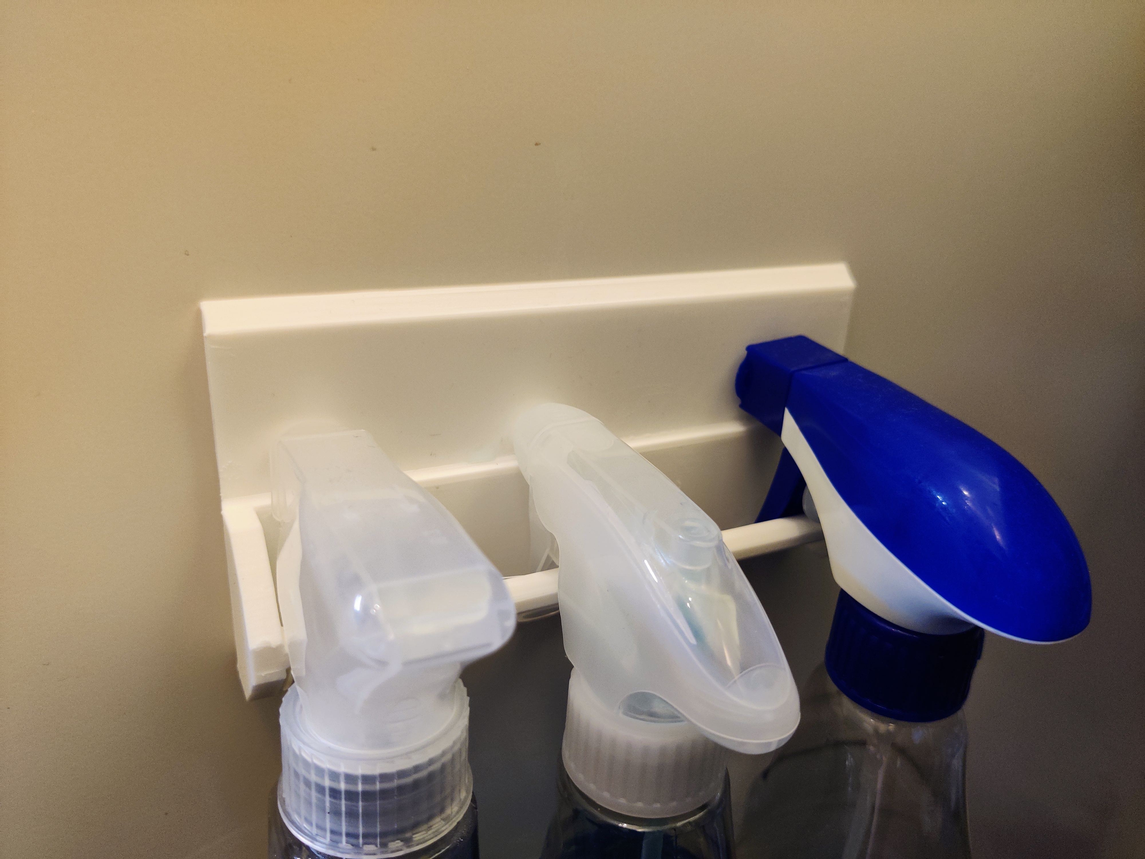 Kệ giữ chai xịt trong tủ bếp