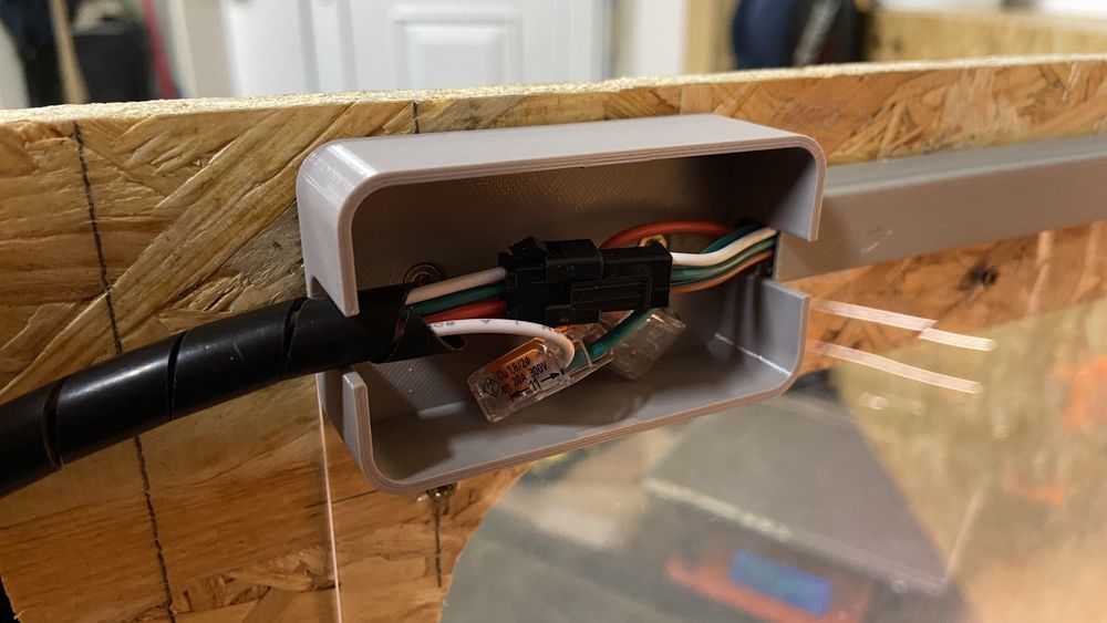 Hộp đựng dây cáp có nắp gài