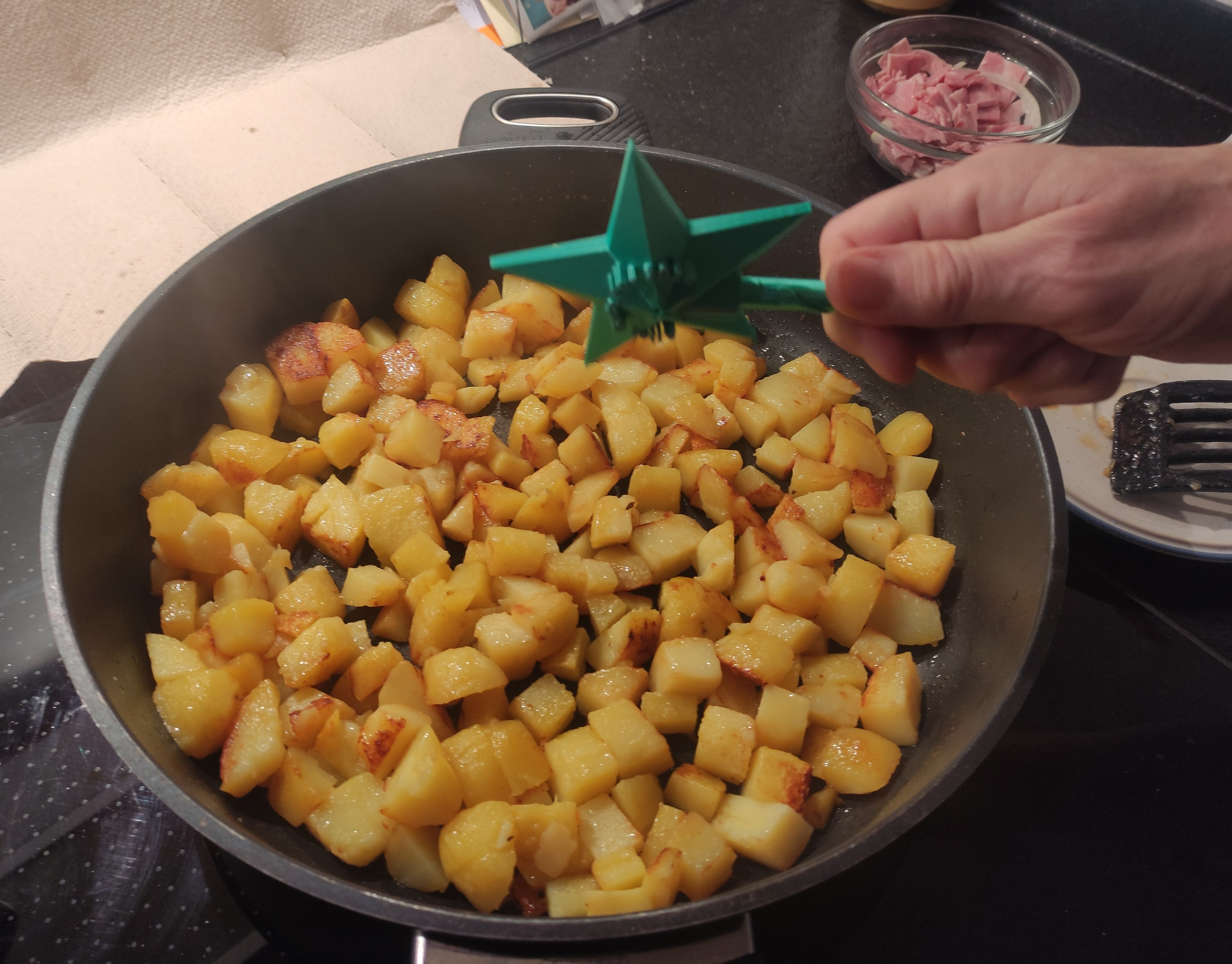 EnchantiShaker - Bình lắc muối hình đũa phép