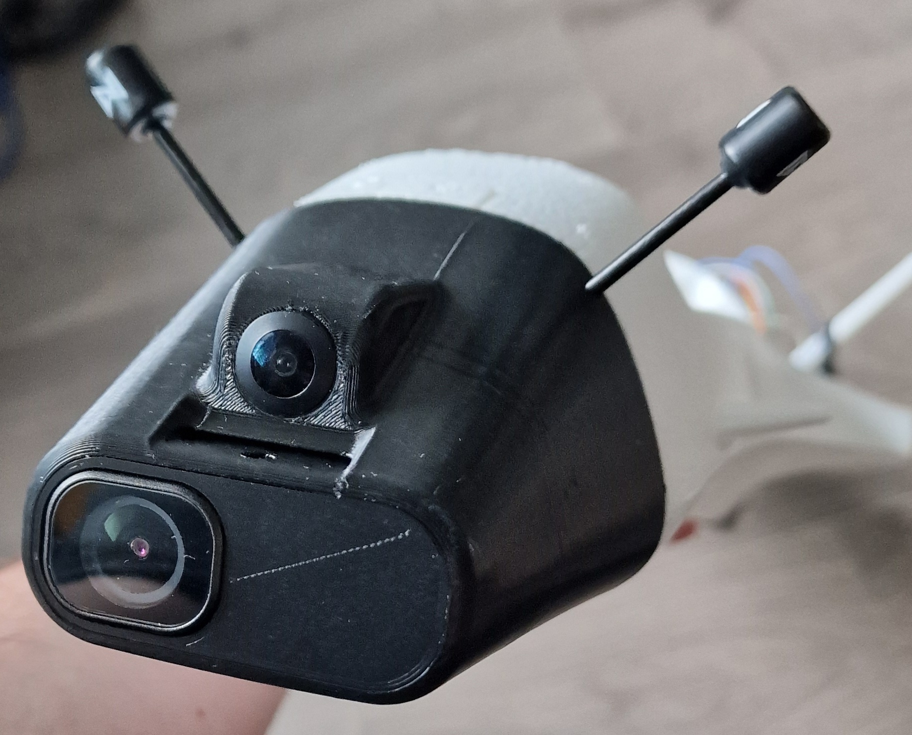 Mũi AtomRC Dolphin Thumb Pro có gắn camera 19mm