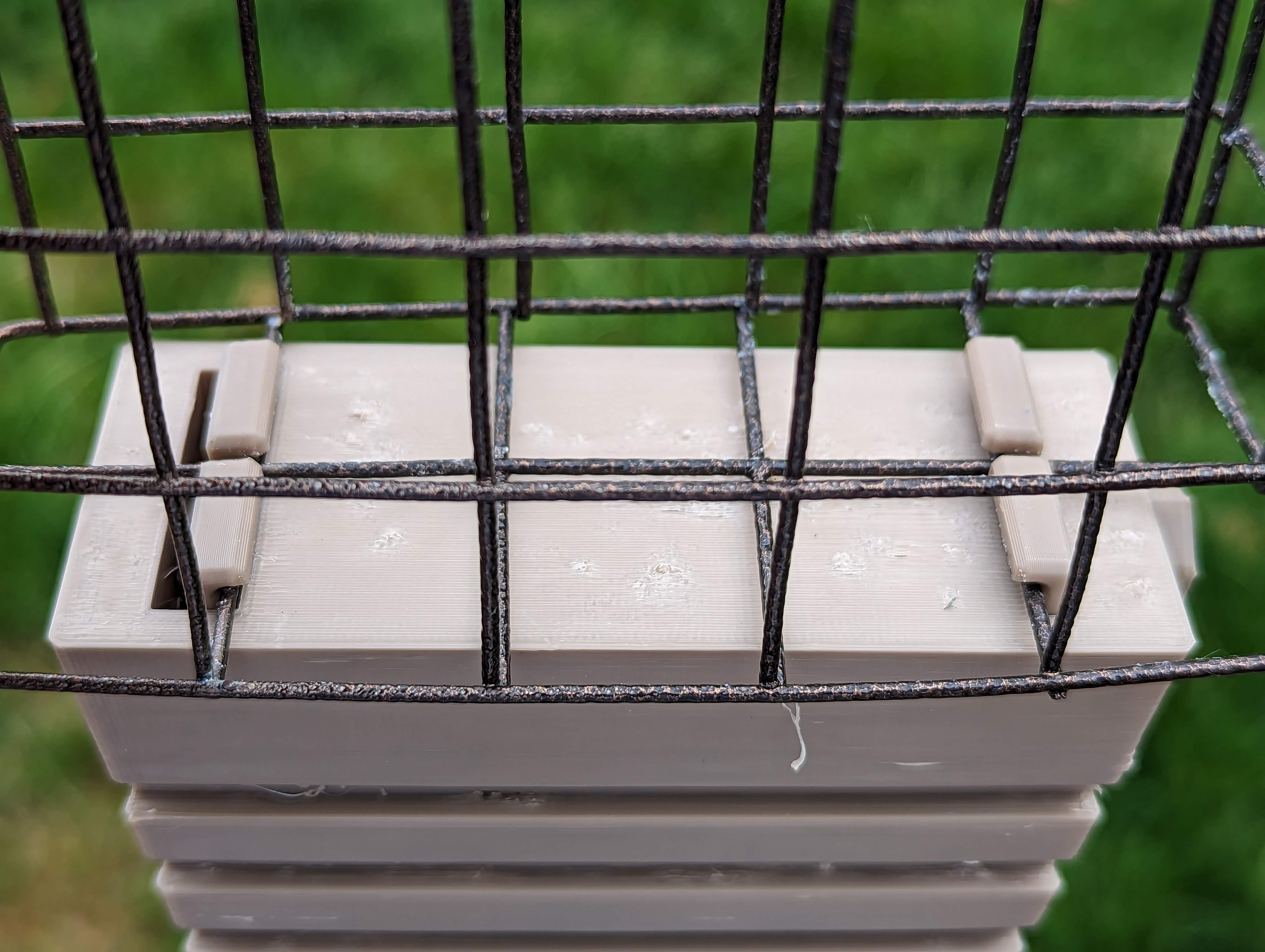 Nẹp Đuôi Cho Máng Mồi Khô