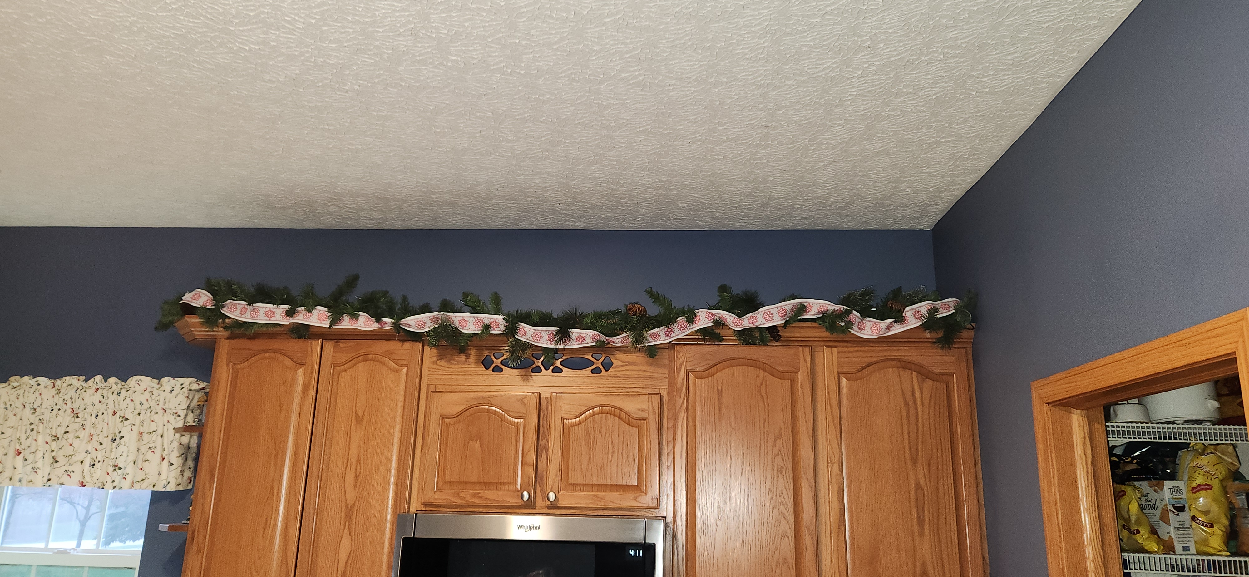 Kẹp Treo Phào Chỉ (Crown Molding Hangar Clip)