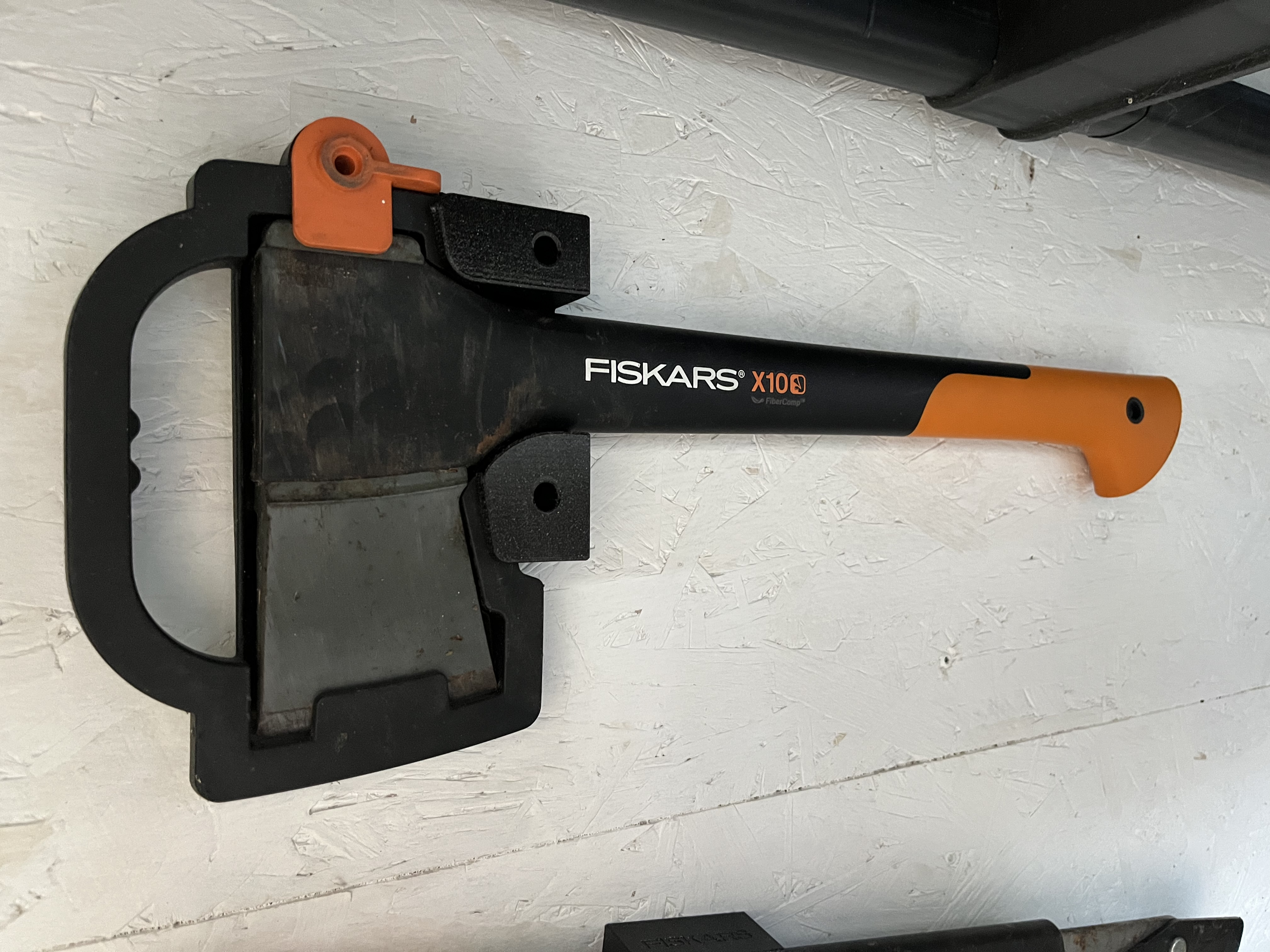 Móc treo rìu Fiskars X10