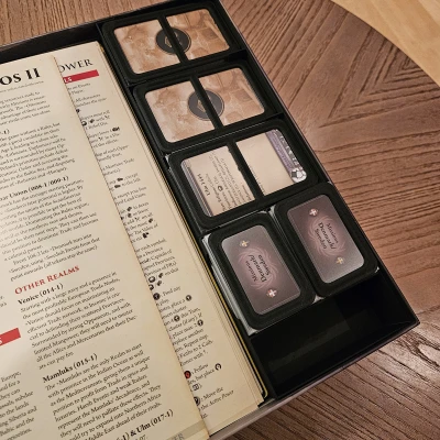 Hộp đựng bàiEuropa Universalis Deluxe có bọc sleeve