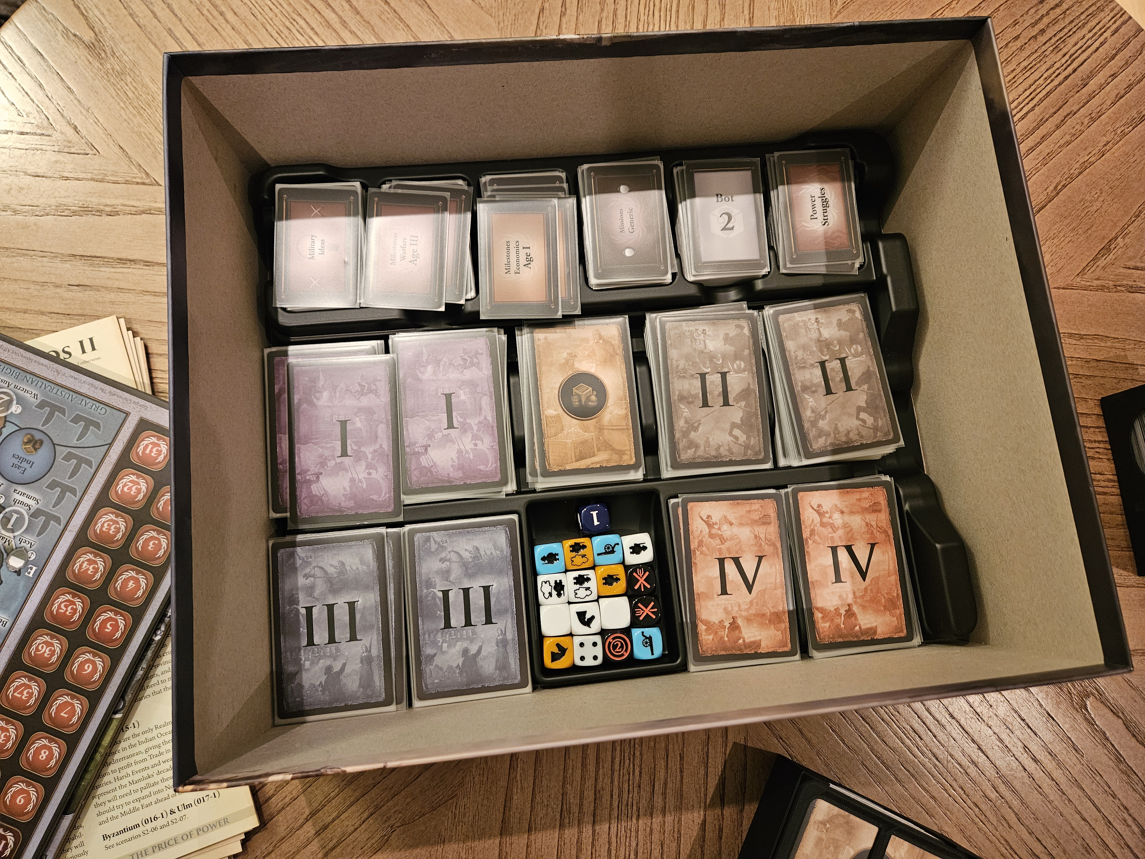 Hộp đựng bàiEuropa Universalis Deluxe có bọc sleeve