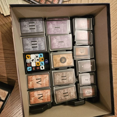 Hộp đựng bàiEuropa Universalis Deluxe có bọc sleeve