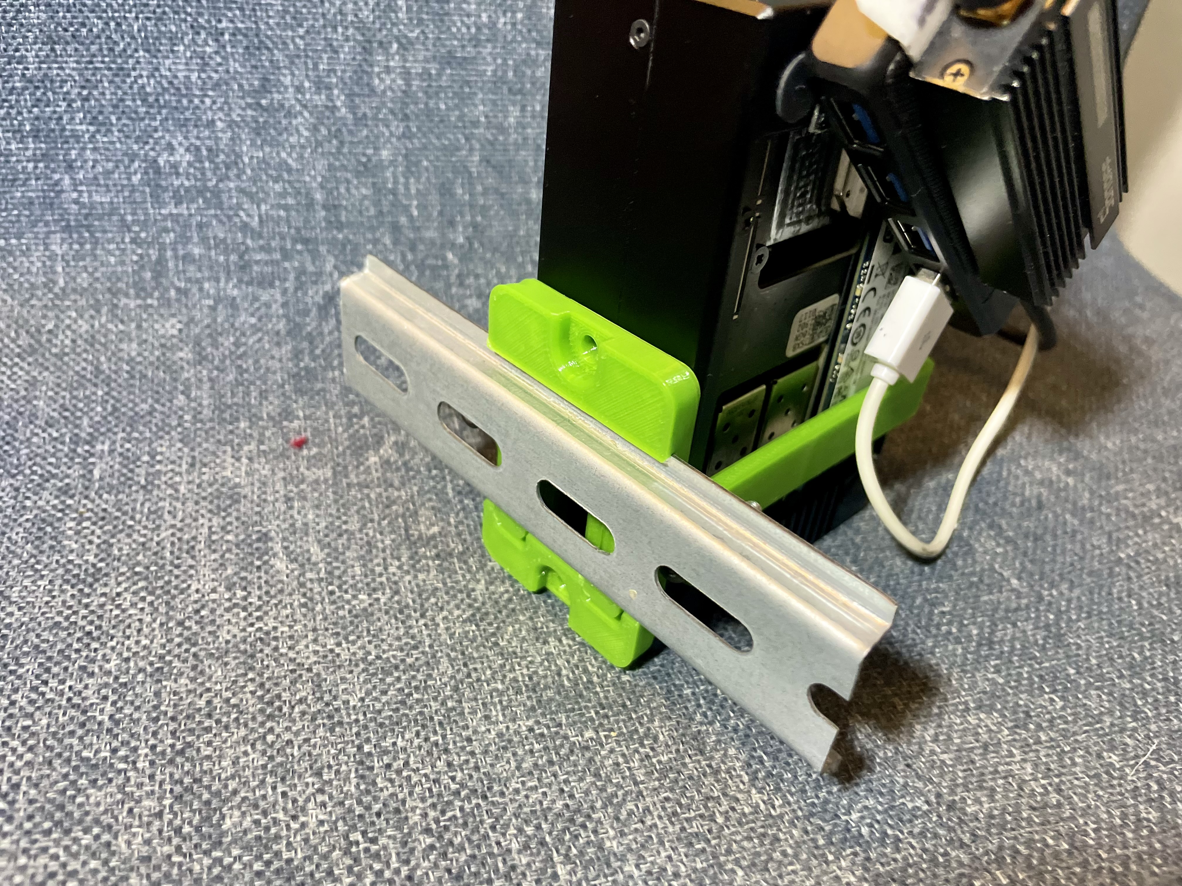 Giá đỡ thanh ray DIN cho Gowin r86s