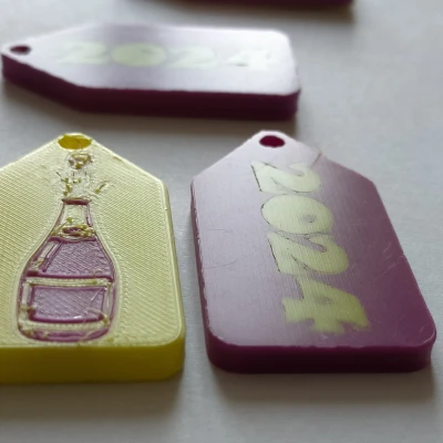 Móc Khóa 2024 Đa Sắc Có Chai