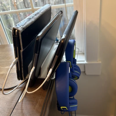 Kệ iPad kiêm móc treo tai nghe