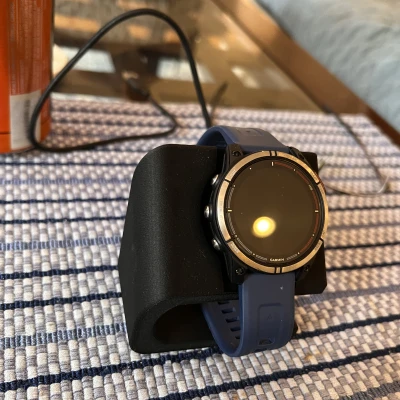 Giá Đỡ kiêm Sạc Garmin Quatix 7