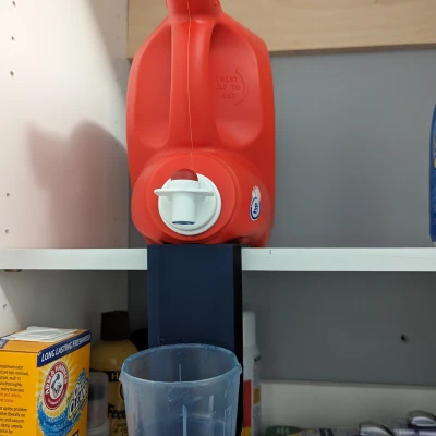 Giá đỡ ly nước giặt gắn kệ nhỏ