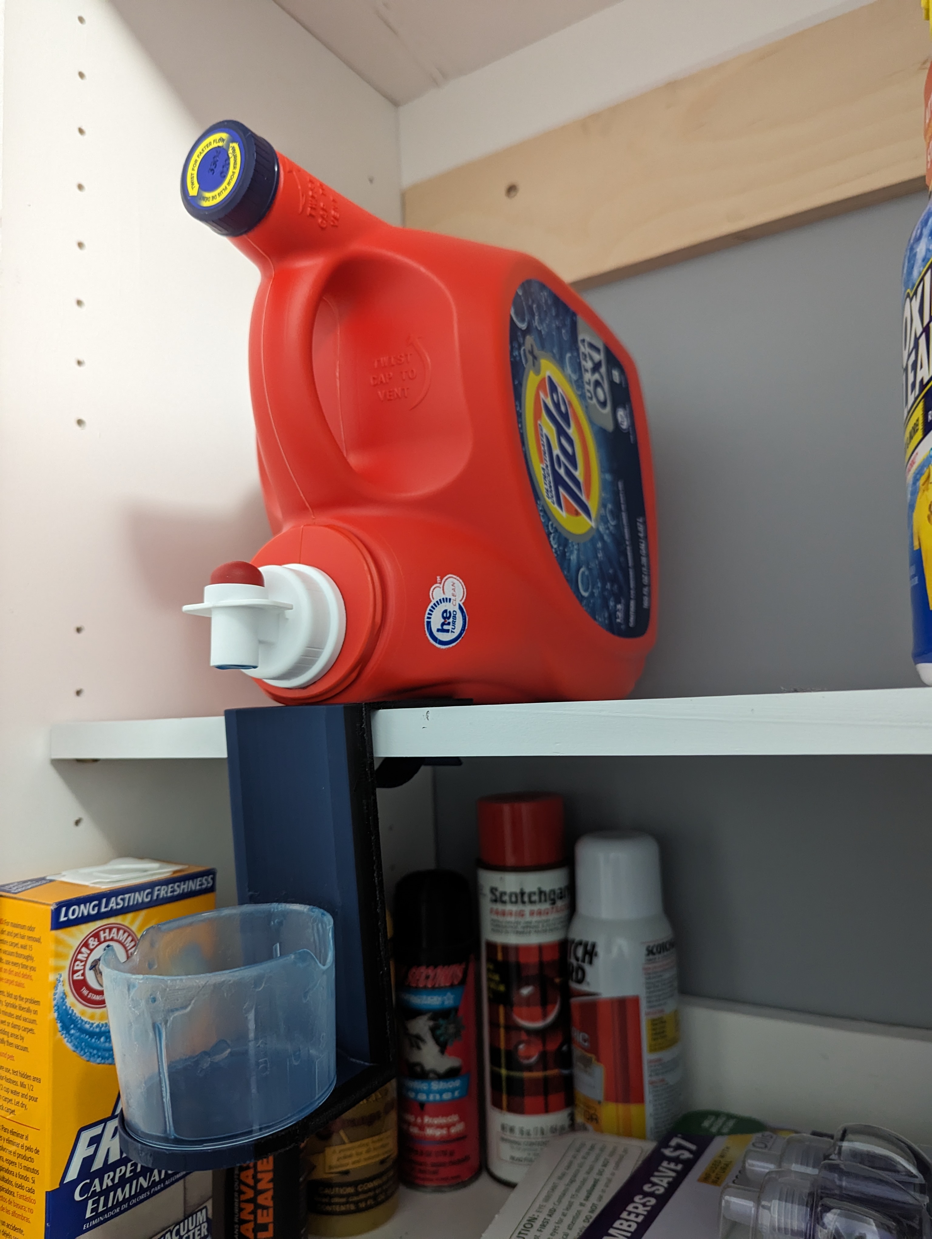 Giá đỡ ly nước giặt gắn kệ nhỏ