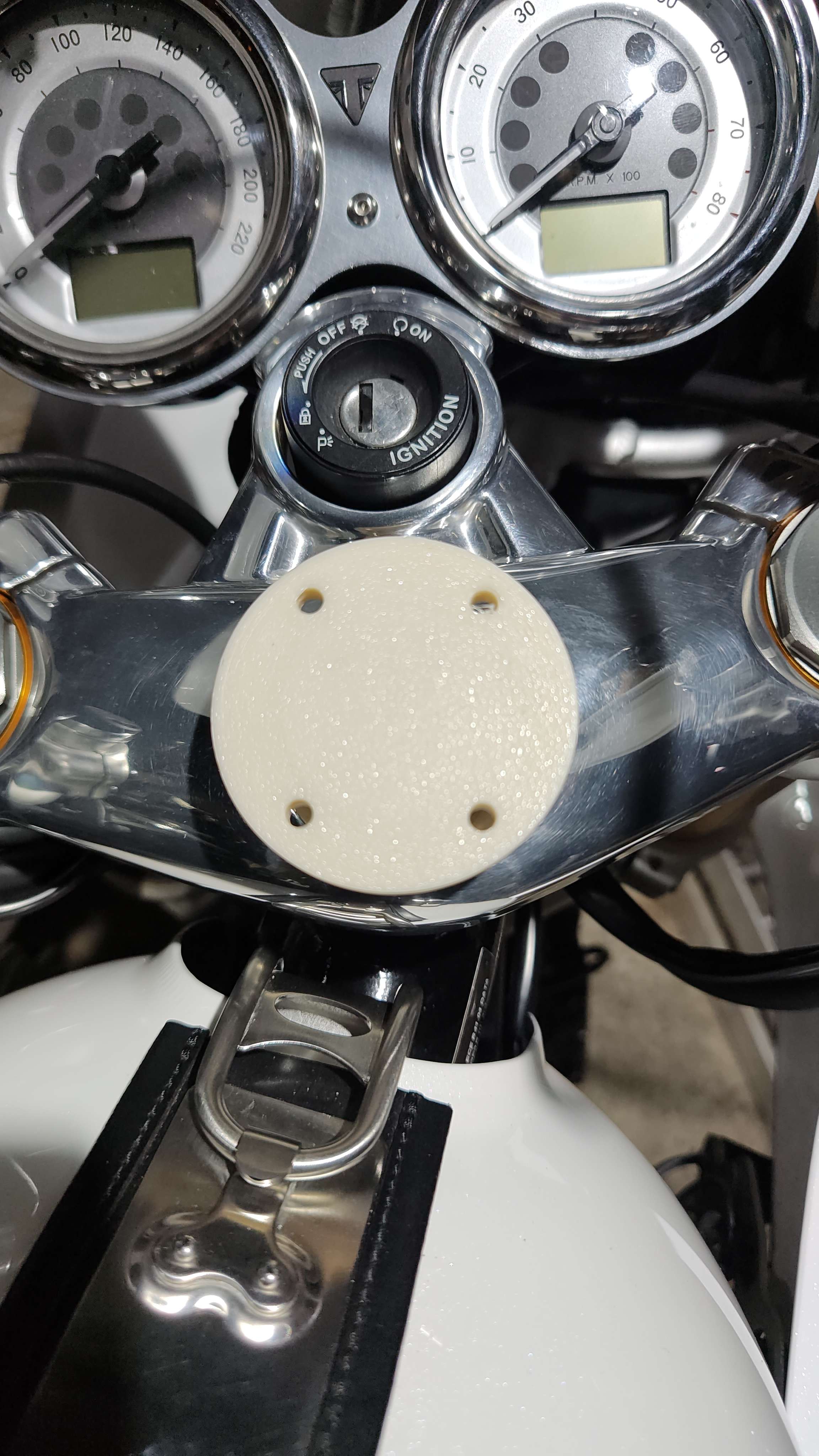 Giá Gắn GPS TomTom Rider 550 Cho Ốc Ghi Đông Thruxton 1200 R