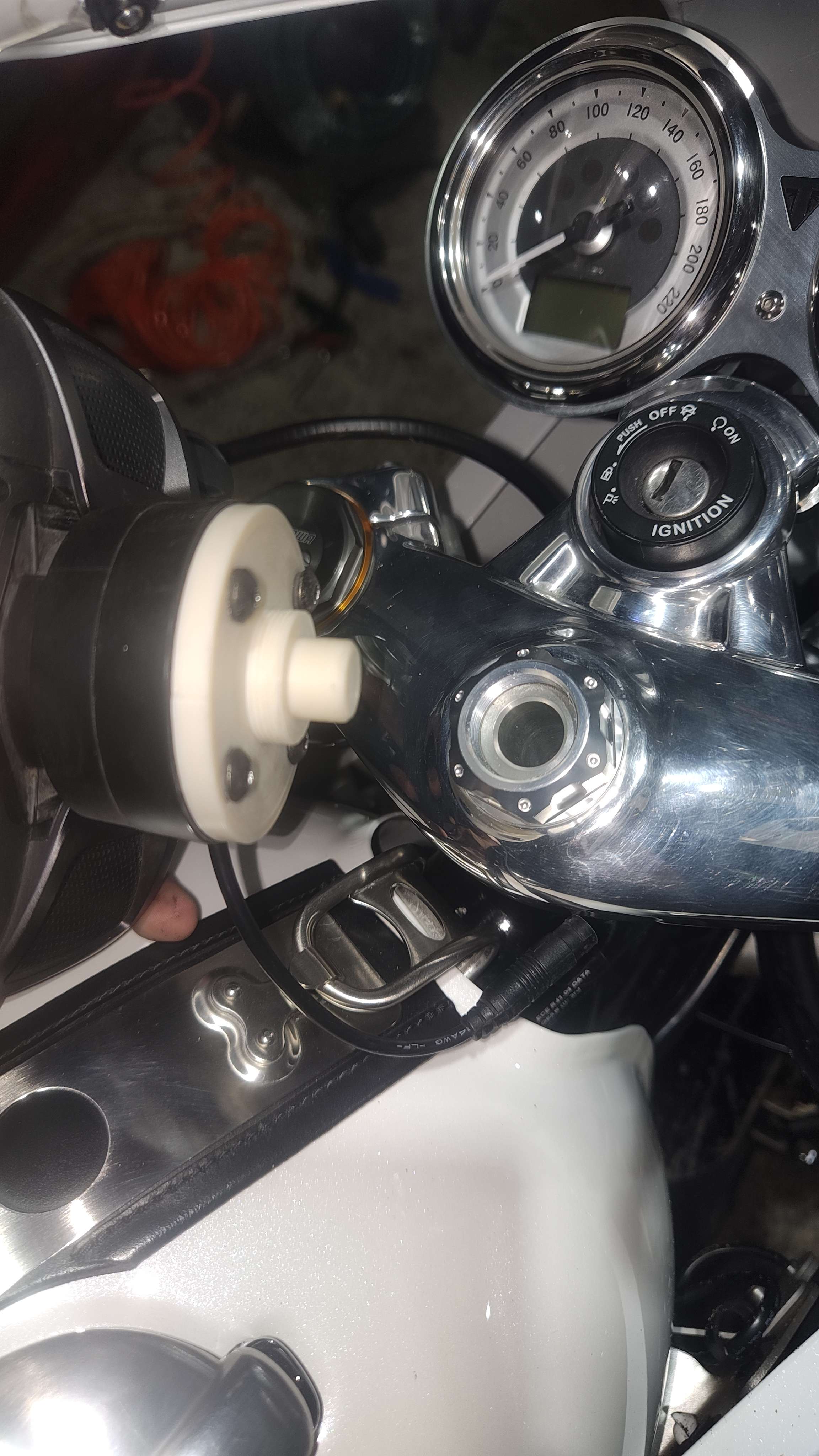 Giá Gắn GPS TomTom Rider 550 Cho Ốc Ghi Đông Thruxton 1200 R