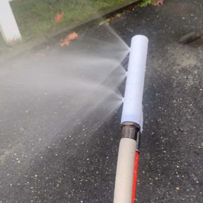 Cây chổi nước gắn vào đầu vòi nước cho rửa dưới gầm xe