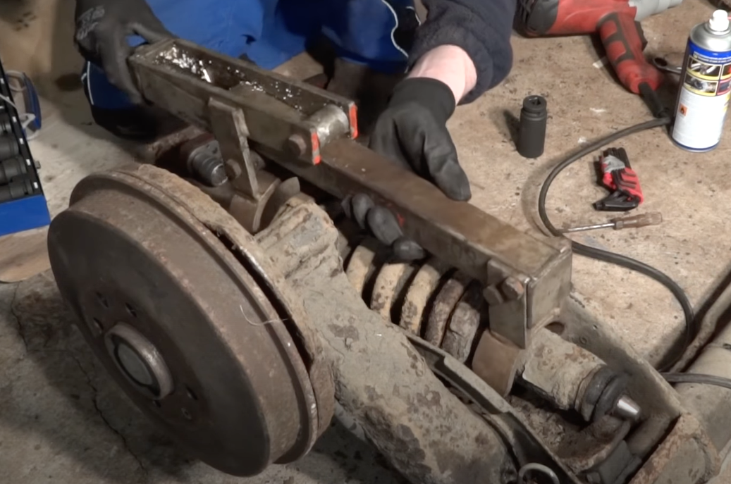 Công cụ Nén Lò Xo Sau Peugeot 305 / Citroen C15