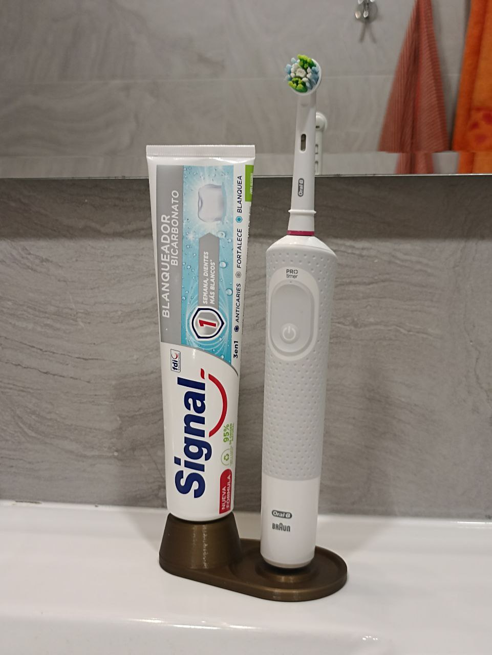 Kệ đựng kem đánh răng và bàn chải Oral B