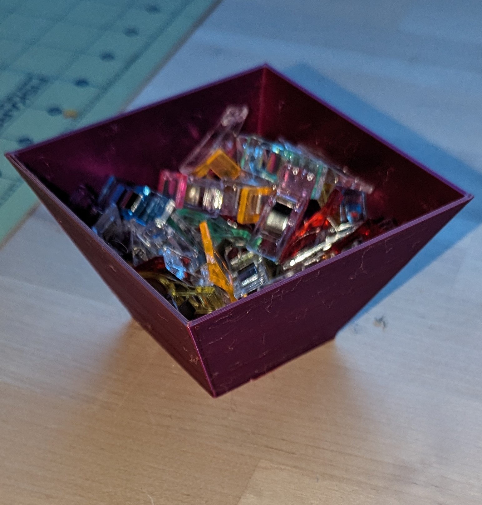 Khay để bàn, ly đựng đồ, chỗ để phụ tùng hoặc chén nhỏ