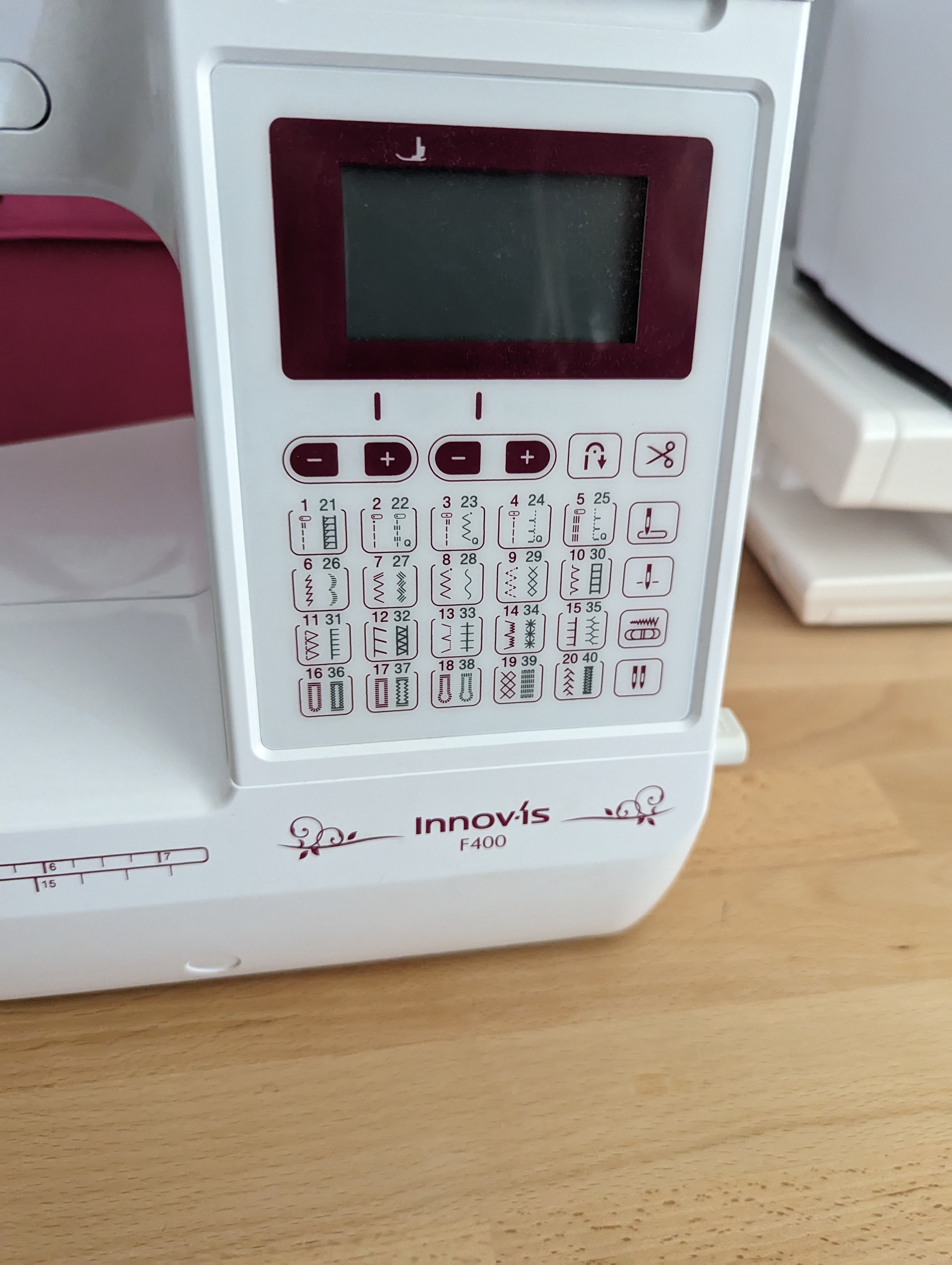 Núm xỏ kim cho máy may Brother Innov-is F400