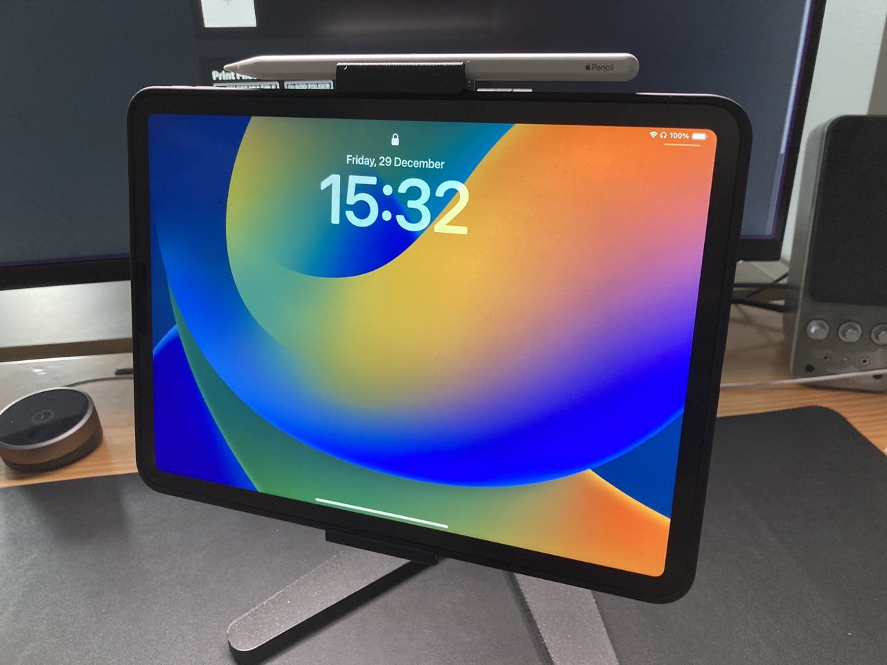 Giá đỡ iPad Pro kèm ốp lưng