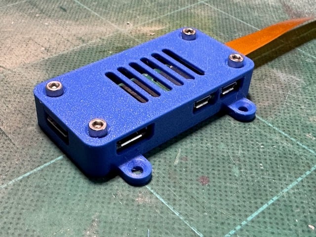 Vỏ Raspberry Pi Zero 2W và chân đế camera xoay