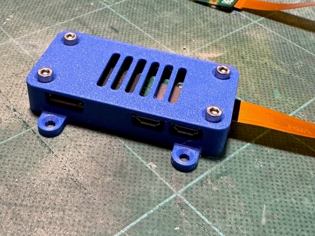 Vỏ Raspberry Pi Zero 2W và chân đế camera xoay