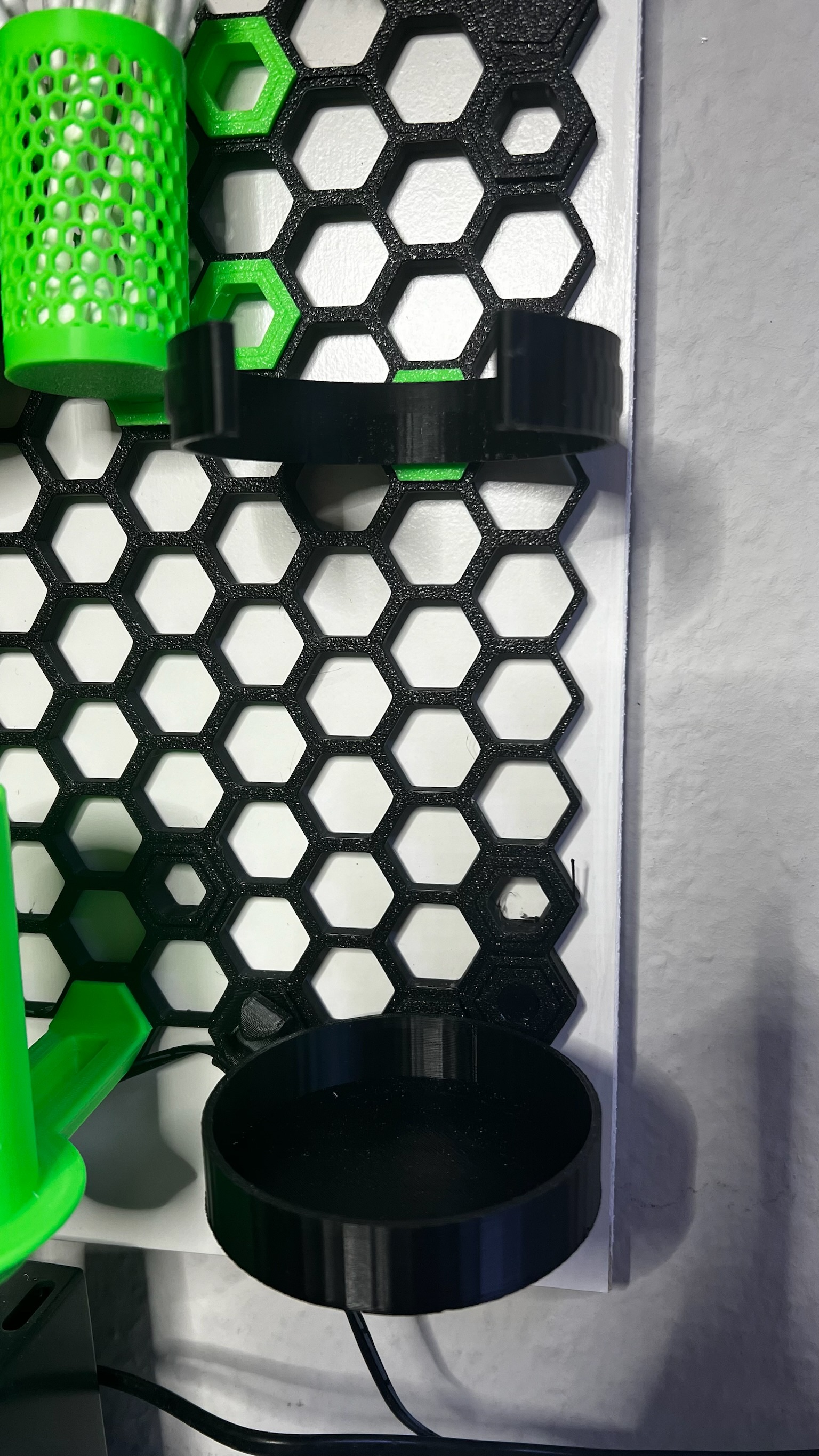 Kệ giữ chai xịt cồn kiểu tổ ong