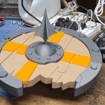 Khiên "Charge n Targe" trong Team Fortress 2