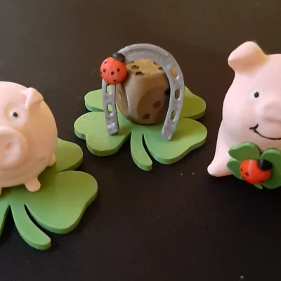 Heo Chúc Mừng Năm Mới Cùng Lá Cỏ Bốn Lá và Bọ Rùa