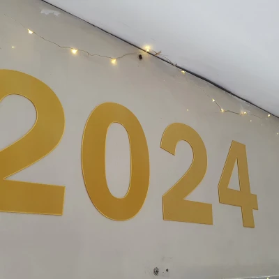 Biển hiệu "2024"