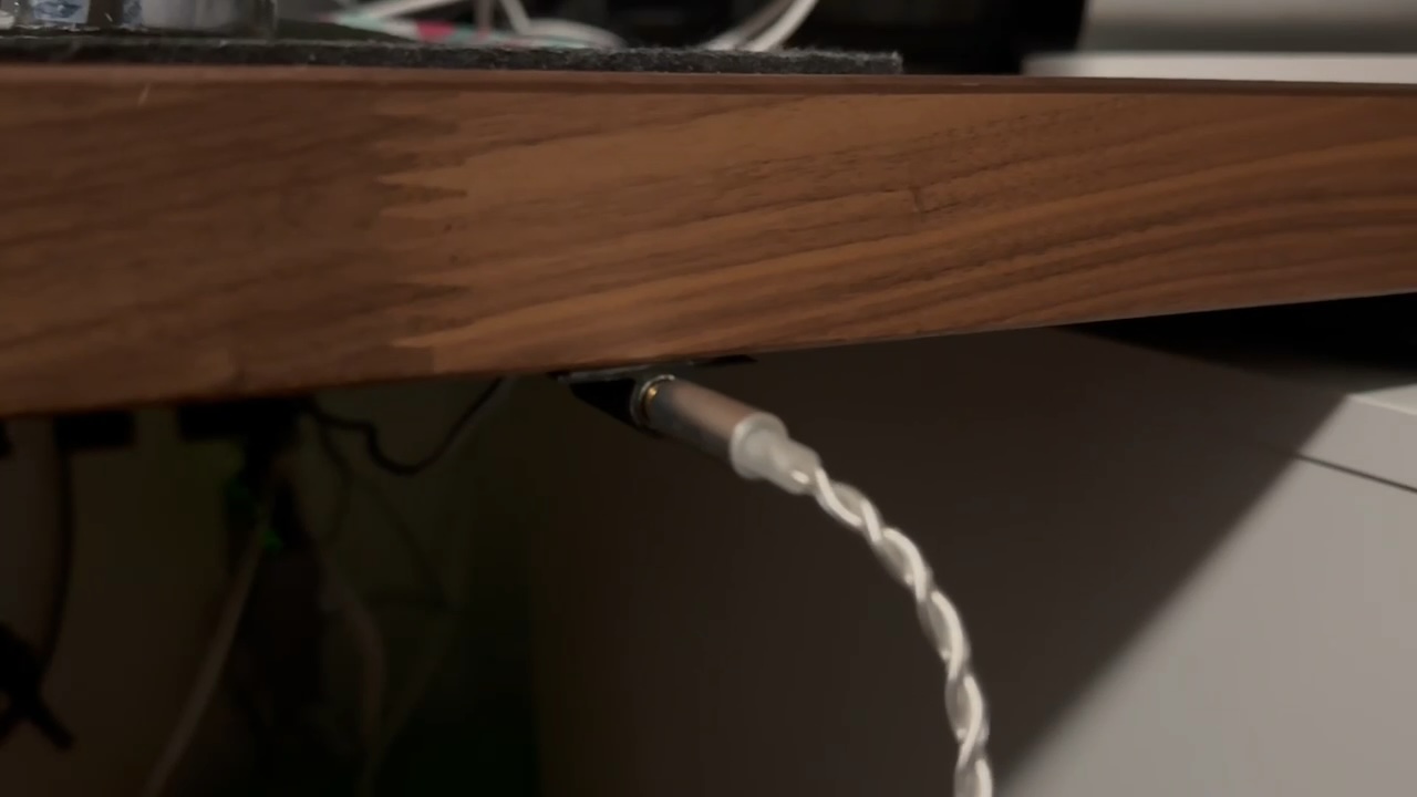 Giá Treo Dây Aux 3.5mm Dưới Gầm Bàn