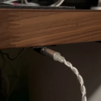 Giá Treo Dây Aux 3.5mm Dưới Gầm Bàn