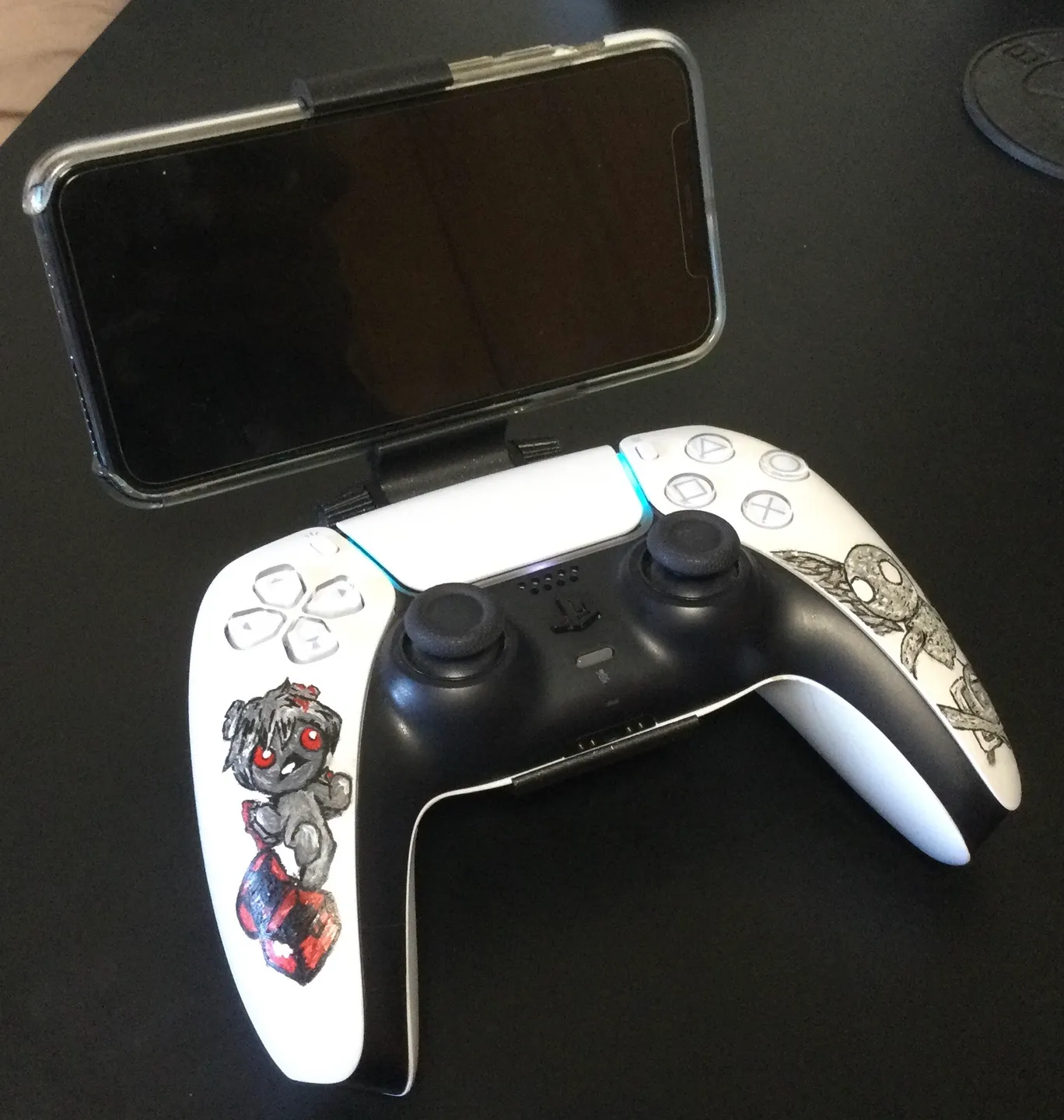 Giá đỡ điện thoại Dualsense đơn giản cho iPhone 11 Pro có ốp