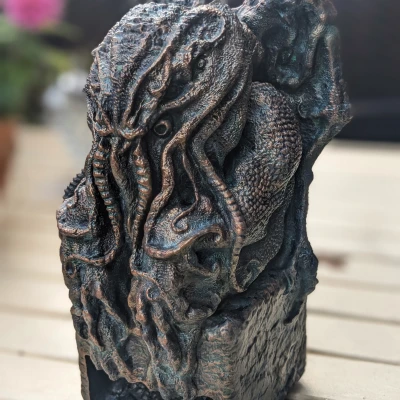 Tháp đổ xúc xắc Cthulhu - Độ phân giải cao hơn